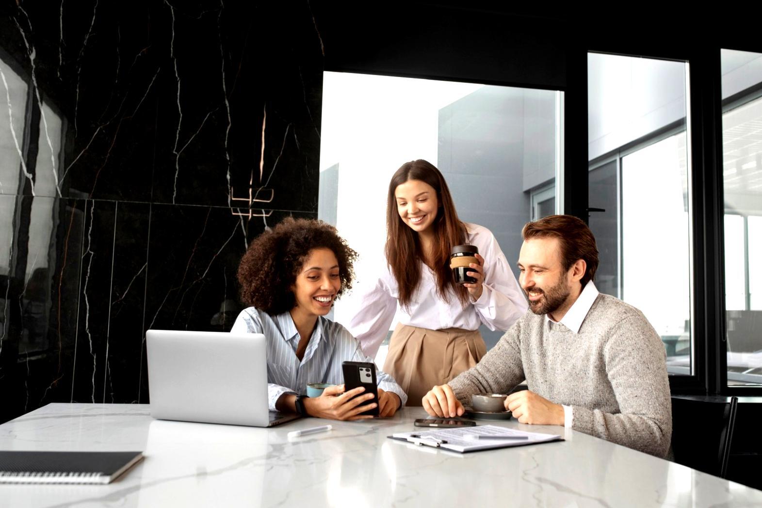 Espace de travail collaboratif moderne avec étudiants de différentes origines analysant des documents financiers