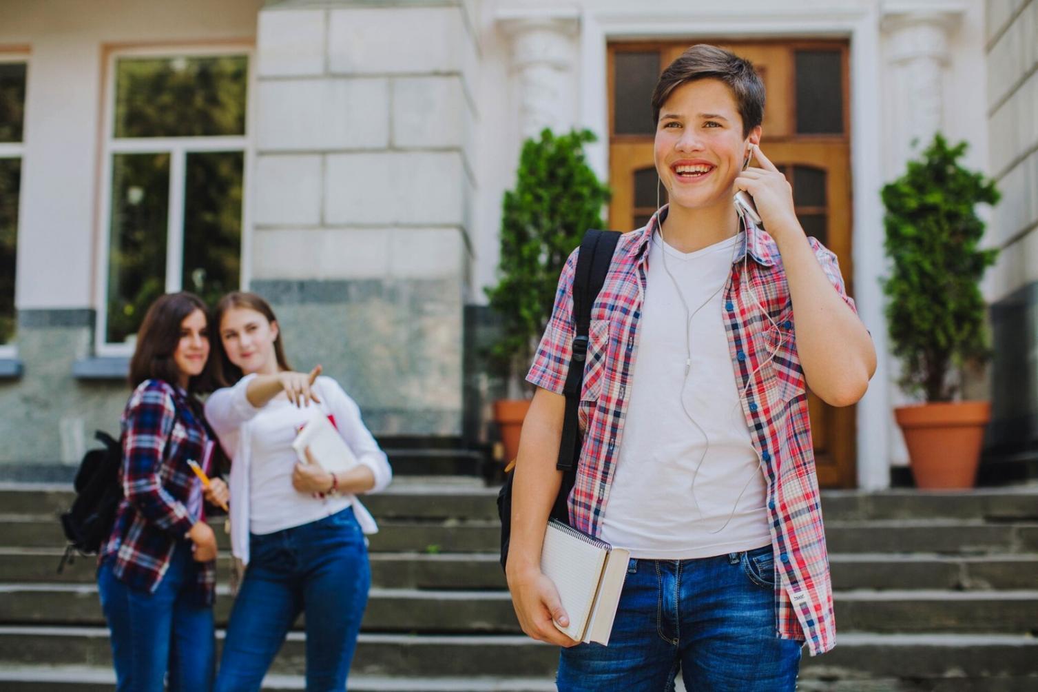 Bureau de consultation financière à Toulouse avec documentation et outils de travail