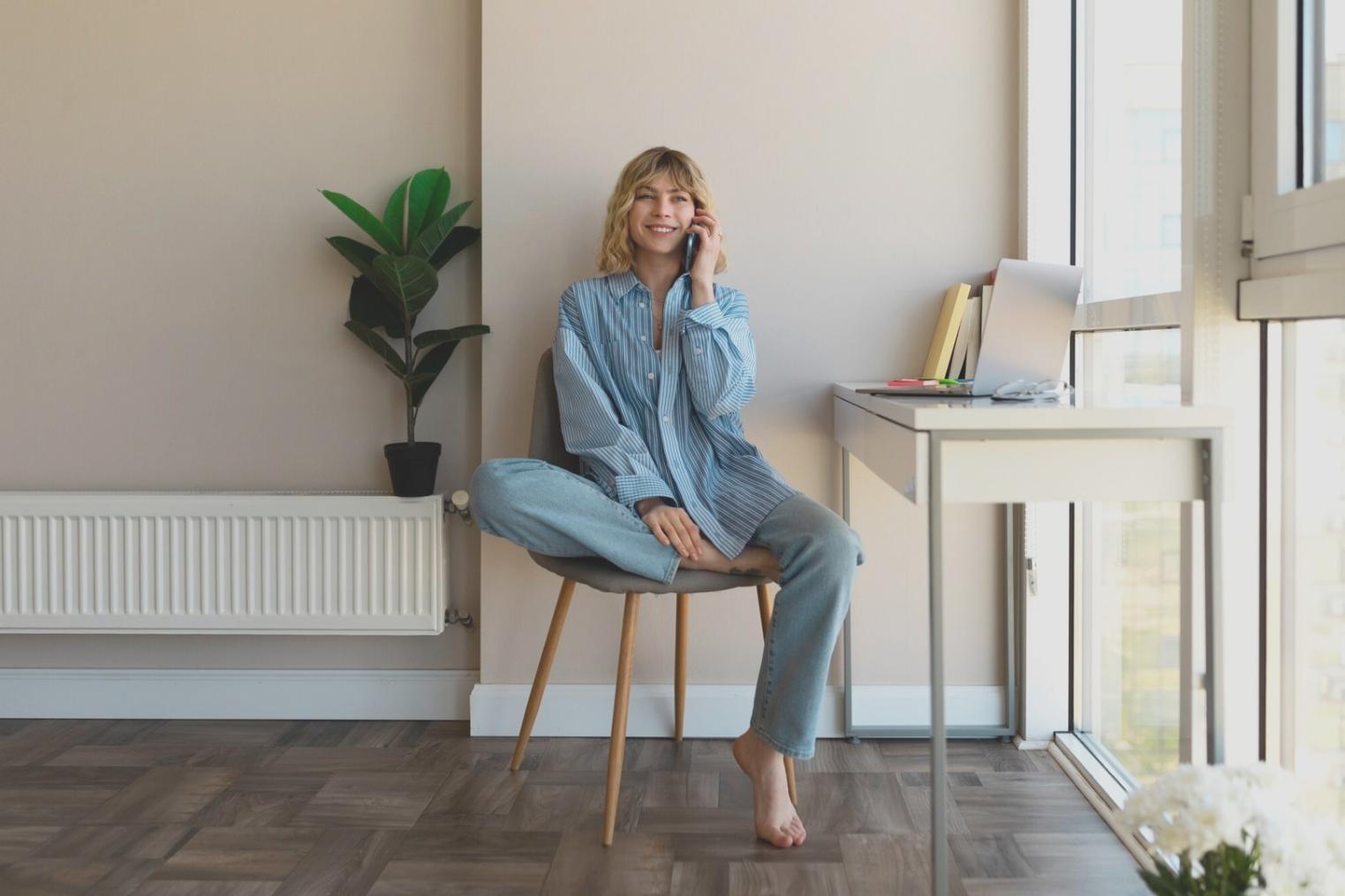 Espace de travail moderne avec outils numériques pour la gestion financière